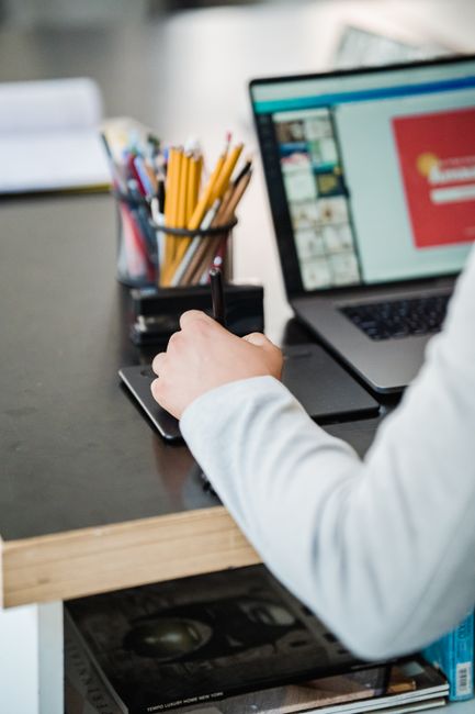 Moderner Büroraum mit digitalen Anzeigen